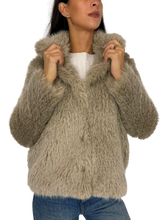 Carica l&#39;immagine nel visualizzatore di Gallery, ECO-PELLICCIA DONNA BEIGE
