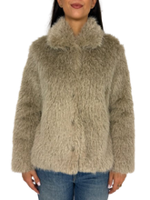 Carica l&#39;immagine nel visualizzatore di Gallery, ECO-PELLICCIA DONNA BEIGE
