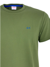 Carica l'immagine nel visualizzatore di Gallery, T-SHIRT UOMO VERDE SCURO
