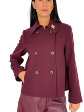 Carica l&#39;immagine nel visualizzatore di Gallery, CAPPOTTO DONNA CORTO DOPPIOPETTO BORDEAUX
