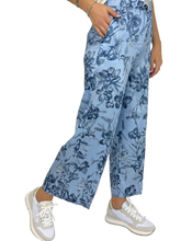 Carica l'immagine nel visualizzatore di Gallery, PANTALONE DONNA CELESTE FANTASIA FLOREALE
