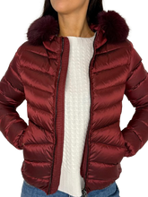 Carica l&#39;immagine nel visualizzatore di Gallery, GIUBBINO DONNA BORDEAUX CON CAPPUCCIO E PELLICCIA

