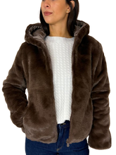 Carica l&#39;immagine nel visualizzatore di Gallery, GIUBBOTTO DONNA CORTO MARRONE IN ECO-PIUMA
