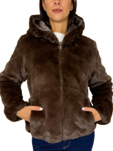 Carica l&#39;immagine nel visualizzatore di Gallery, GIUBBOTTO DONNA CORTO MARRONE IN ECO-PIUMA
