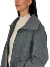 Carica l&#39;immagine nel visualizzatore di Gallery, CAPPOTTO DONNA GRIGIO CORTO
