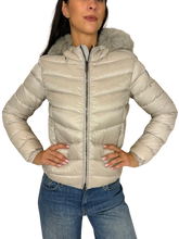 Carica l&#39;immagine nel visualizzatore di Gallery, GIUBBINO DONNA PANNA CON CAPPUCCIO E PELLICCIA
