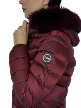 Carica l&#39;immagine nel visualizzatore di Gallery, GIUBBINO DONNA BORDEAUX CON CAPPUCCIO E PELLICCIA
