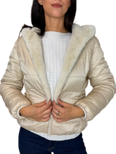 Carica l&#39;immagine nel visualizzatore di Gallery, GIUBBOTTO DONNA CORTO PANNA IN ECO-PIUMA
