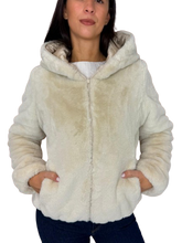Carica l&#39;immagine nel visualizzatore di Gallery, GIUBBOTTO DONNA CORTO PANNA IN ECO-PIUMA
