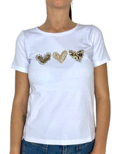 Carica l&#39;immagine nel visualizzatore di Gallery, T-SHIRT DONNA BIANCA CON CUORI
