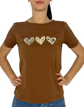 Carica l&#39;immagine nel visualizzatore di Gallery, T-SHIRT DONNA MARRONE CON CUORI
