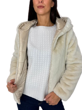 Carica l&#39;immagine nel visualizzatore di Gallery, GIUBBOTTO DONNA CORTO PANNA IN ECO-PIUMA
