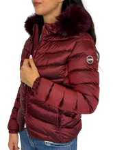 Carica l&#39;immagine nel visualizzatore di Gallery, GIUBBINO DONNA BORDEAUX CON CAPPUCCIO E PELLICCIA
