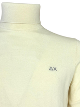 Carica l'immagine nel visualizzatore di Gallery, MAGLIONE UOMO BIANCO PANNA COLLO ALTO
