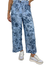 Carica l'immagine nel visualizzatore di Gallery, PANTALONE DONNA CELESTE FANTASIA FLOREALE
