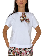 Carica l&#39;immagine nel visualizzatore di Gallery, T-SHIRT DONNA BIANCA CON FIOCCO AL COLLO

