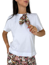 Carica l&#39;immagine nel visualizzatore di Gallery, T-SHIRT DONNA BIANCA CON FIOCCO AL COLLO
