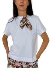 Carica l&#39;immagine nel visualizzatore di Gallery, T-SHIRT DONNA BIANCA CON FIOCCO AL COLLO
