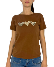 Carica l&#39;immagine nel visualizzatore di Gallery, T-SHIRT DONNA MARRONE CON CUORI
