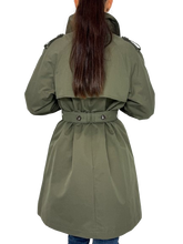 Carica l&#39;immagine nel visualizzatore di Gallery, TRENC DONNA VERDE MILITARE DOPPIO PETTO
