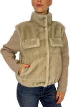 Carica l&#39;immagine nel visualizzatore di Gallery, GIACCA DONNA IN PELLICCIA ECOLOGIA BEIGE
