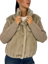 Carica l&#39;immagine nel visualizzatore di Gallery, GIACCA DONNA IN PELLICCIA ECOLOGIA BEIGE
