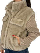Carica l&#39;immagine nel visualizzatore di Gallery, GIACCA DONNA IN PELLICCIA ECOLOGIA BEIGE
