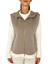 Carica l&#39;immagine nel visualizzatore di Gallery, GILET DONNA TORTORA CON CAPPUCCIO
