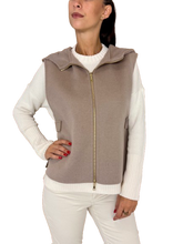 Carica l&#39;immagine nel visualizzatore di Gallery, GILET DONNA TORTORA CON CAPPUCCIO
