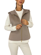 Carica l&#39;immagine nel visualizzatore di Gallery, GILET DONNA TORTORA CON CAPPUCCIO
