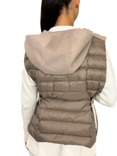 Carica l&#39;immagine nel visualizzatore di Gallery, GILET DONNA TORTORA CON CAPPUCCIO
