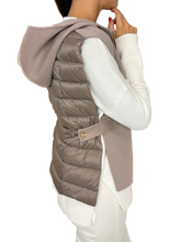 Carica l&#39;immagine nel visualizzatore di Gallery, GILET DONNA TORTORA CON CAPPUCCIO
