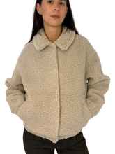 Carica l&#39;immagine nel visualizzatore di Gallery, CAPPOTTO CORTO TEDDY BEIGE
