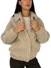 Carica l&#39;immagine nel visualizzatore di Gallery, CAPPOTTO CORTO TEDDY BEIGE
