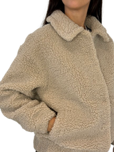 Carica l&#39;immagine nel visualizzatore di Gallery, CAPPOTTO CORTO TEDDY BEIGE

