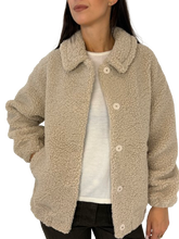 Carica l&#39;immagine nel visualizzatore di Gallery, CAPPOTTO CORTO TEDDY BEIGE
