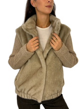 Carica l&#39;immagine nel visualizzatore di Gallery, GIACCA DONNA IN PELLICCIA ECOLOGIA BEIGE
