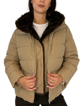 Carica l&#39;immagine nel visualizzatore di Gallery, GIUBBINO DONNA MARRONE CON INTERNO IN PELO
