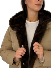 Carica l&#39;immagine nel visualizzatore di Gallery, GIUBBINO DONNA MARRONE CON INTERNO IN PELO
