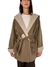 Carica l&#39;immagine nel visualizzatore di Gallery, CAPPOTTO DONNA MARRONE/PANNA CON CAPPUCCIO
