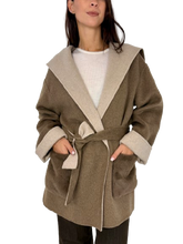 Carica l&#39;immagine nel visualizzatore di Gallery, CAPPOTTO DONNA MARRONE/PANNA CON CAPPUCCIO
