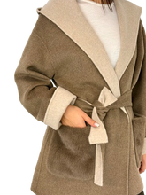 Carica l&#39;immagine nel visualizzatore di Gallery, CAPPOTTO DONNA MARRONE/PANNA CON CAPPUCCIO

