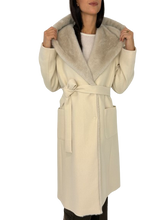 Carica l&#39;immagine nel visualizzatore di Gallery, CAPPOTTO DONNA PANNA CON ECO-PELLICCIA
