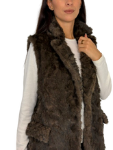Carica l&#39;immagine nel visualizzatore di Gallery, GILET ECO-PELLICCIA DONNA MARRONE
