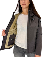 Carica l&#39;immagine nel visualizzatore di Gallery, GIUBBINO DONNA GRIGIO CON CAPPUCCIO
