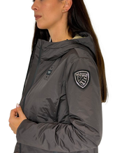 Carica l&#39;immagine nel visualizzatore di Gallery, GIUBBINO DONNA GRIGIO CON CAPPUCCIO
