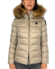 Carica l&#39;immagine nel visualizzatore di Gallery, PIUMINO DONNA BEIGE CON CAPPUCCIO

