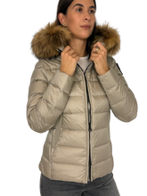 Carica l&#39;immagine nel visualizzatore di Gallery, PIUMINO DONNA BEIGE CON CAPPUCCIO
