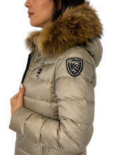 Carica l&#39;immagine nel visualizzatore di Gallery, PIUMINO DONNA BEIGE CON CAPPUCCIO
