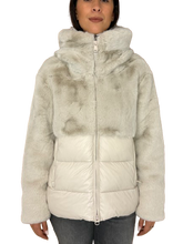 Carica l&#39;immagine nel visualizzatore di Gallery, GIUBBINO DONNA PANNA CON PELO
